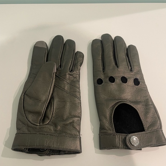 Banana Republic Silver Leather Gloves lined with Black Cashmere - Picture 2 of 4